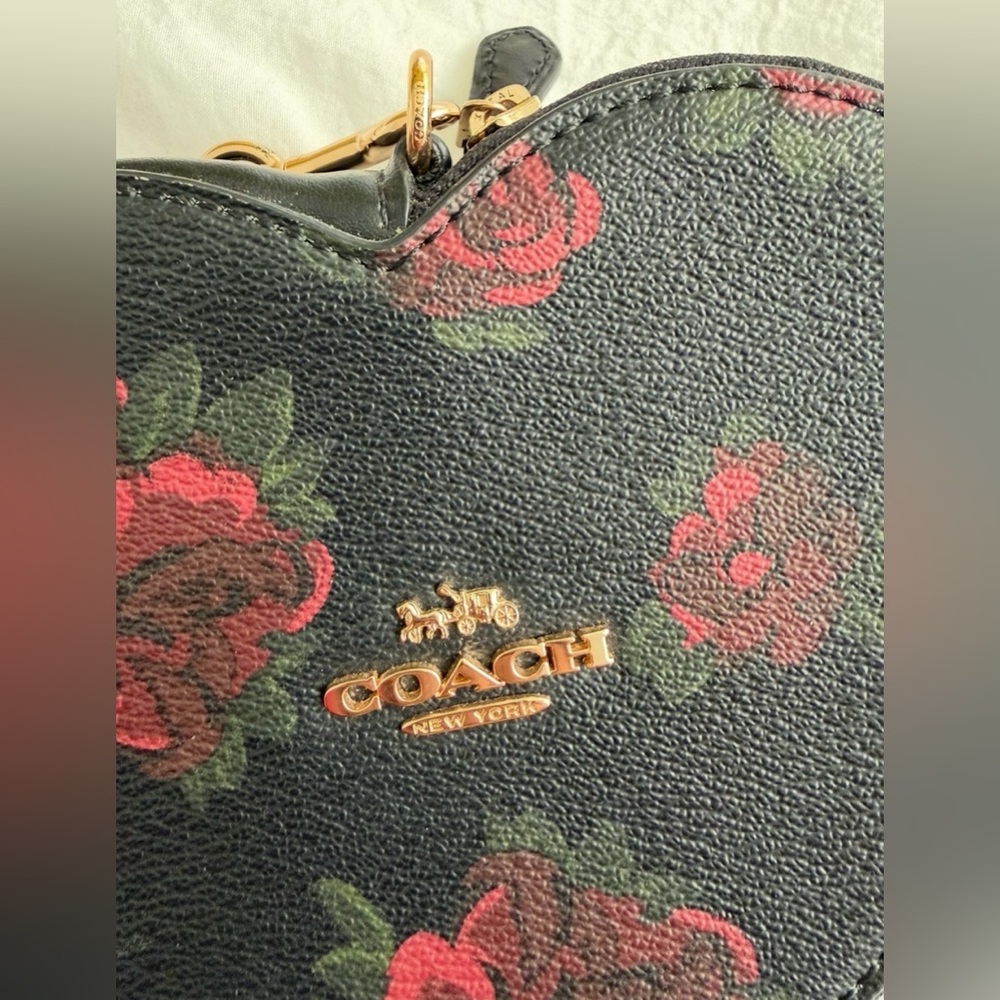 👑✅PRICE FIRM✅ Adorable Black Leather Coach wristlet with Red Rose Print. NWOT - Picture 5 of 14